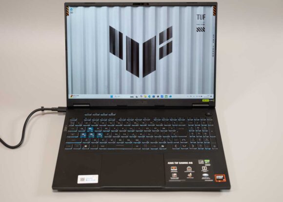 「TUF Gaming A16 FA608UM」のディスプレイパネルを開いた状態