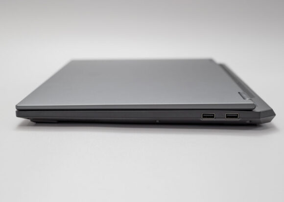 「TUF Gaming A16 FA608UM」の外観(右側)