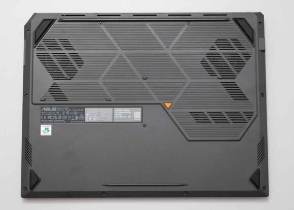 「TUF Gaming A16 FA608UM」の外観(底面)