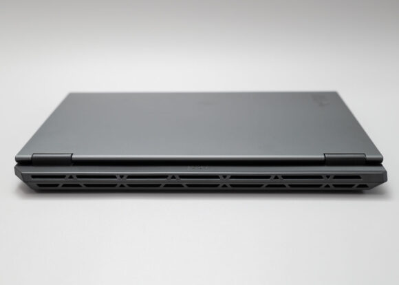 「TUF Gaming A16 FA608UM」の外観(後方)
