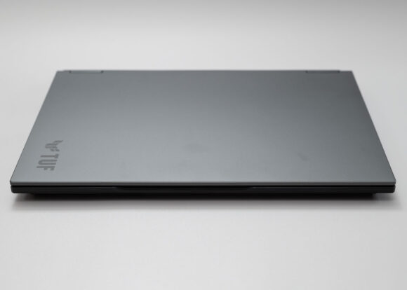 「TUF Gaming A16 FA608UM」の外観(前方)