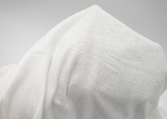 Tシャツの下で色が違うことがわかる