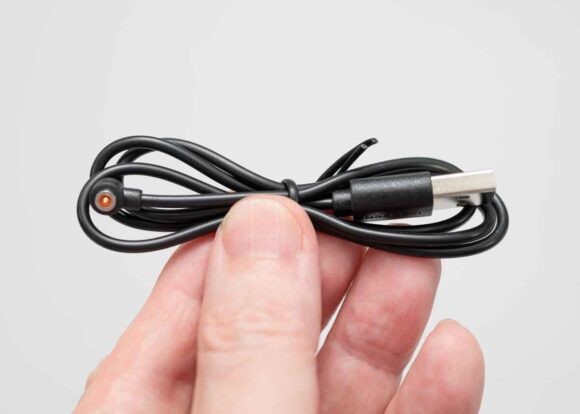 「UGREEN FineTrack Slim Smart Finder」の充電ケーブル