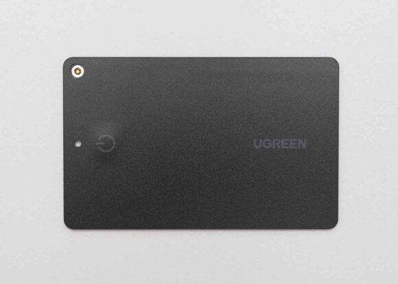 カードの表側。ストラップホール、電源ボタン、充電端子がある。