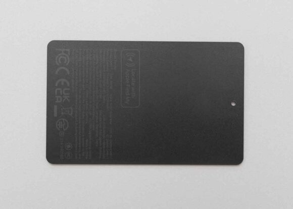 カード裏側には各種認証マークが印字されている。Appleの探すに対応している点についてもしっかりプリントされている