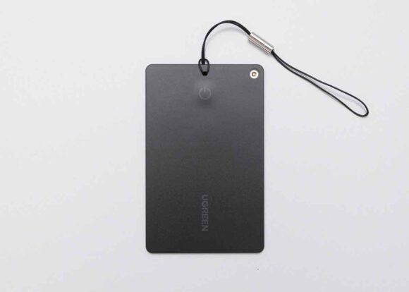 「UGREEN FineTrack Slim Smart Finder」にストラップを取り付けたところ