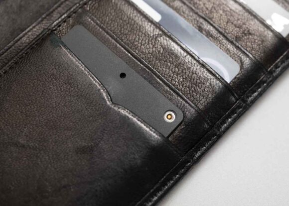 財布に格納した「UGREEN FineTrack Slim Smart Finder」