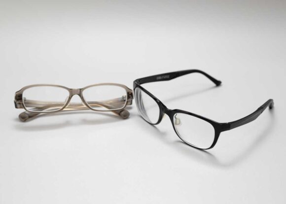 左 999.9、右 Zoff SMART