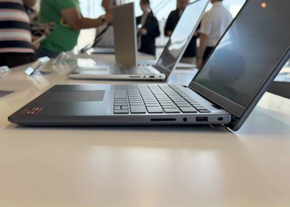 Dell 14 DC14255の側面