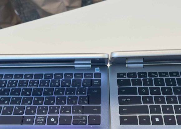 Dell 14 DC14255のディスプレイ側の厚み比較