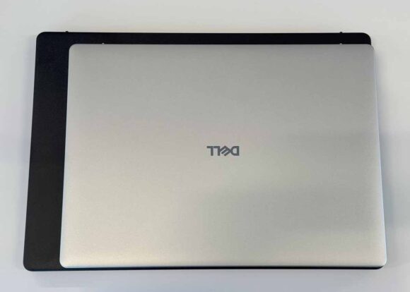 Dell 14とDell 16とのサイズ比較(上から)