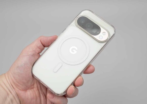 新しいケースを装着したPixel 10 Pro