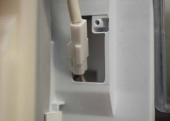 結露防止ヒーターの配線コネクター
