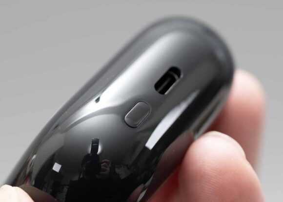 HUAWEI FreeBuds Pro 4の充電ケースの底面の端子とボタン
