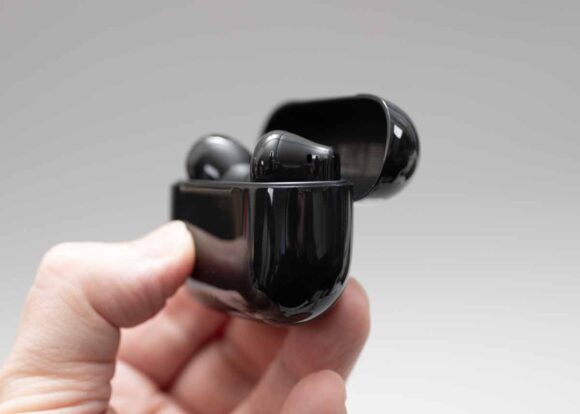 充電ケースをひらいた『HUAWEI FreeBuds SE 4 ANC』