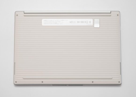 Lenovo Chromebook Plus Gen 10 83MY000CJPの裏面、横嶋の入ったデザイン