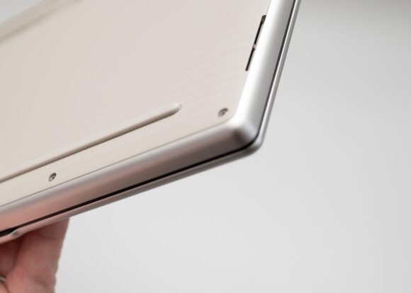 底面の拡大。スピーカーのスリットがある