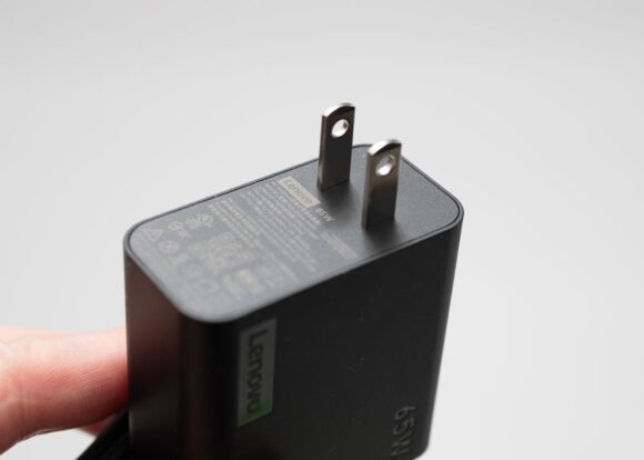 付属のACアダプターのプラグは折りたためないタイプ