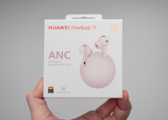 HUAWEI FreeBuds 7i のパッケージ(表)今回新しく追加されたピンクがキレイに表現されている