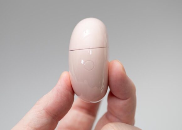 HUAWEI FreeBuds 7i 充電ケース横から。ボタンもスッキリと埋め込まれている。