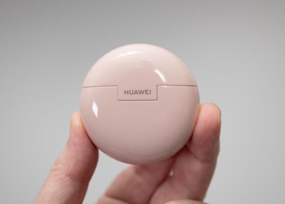 HUAWEI FreeBuds 7i 充電ケース後ろから。控えめにHUAWEIロゴがプリントされています。