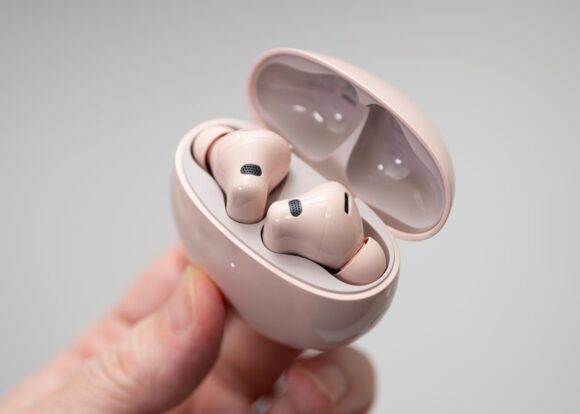 HUAWEI FreeBuds 7i の充電ケースのフタを開けたところ。