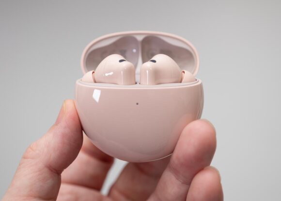 HUAWEI FreeBuds 7i の充電ケースのフタを開けたところ。しっかりと開ききる。