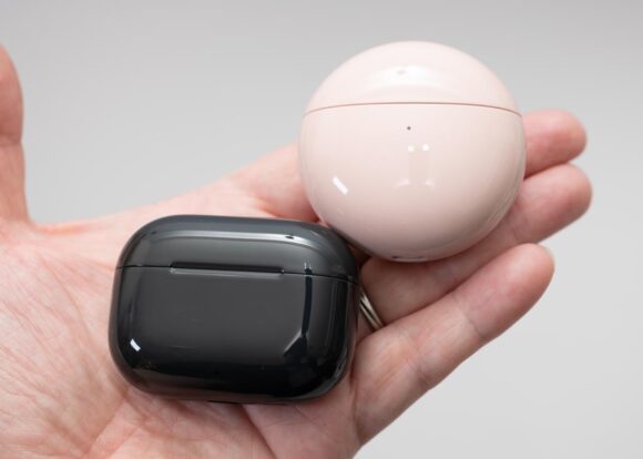 『HUAWEI FreeBuds SE 4 ANC』とHUAWEI FreeBuds 7iの充電ケース比較。HUAWEI FreeBuds 7iの方がやや大きい。