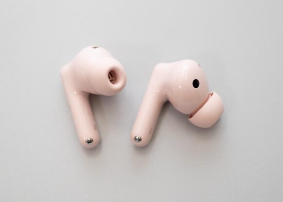 HUAWEI FreeBuds 7i のイヤホン本体。一般的なワイヤレスイヤホンのデザインだ。