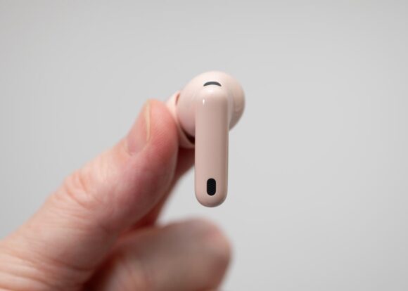 HUAWEI FreeBuds 7i のステム外側はタッチエリアになっている。