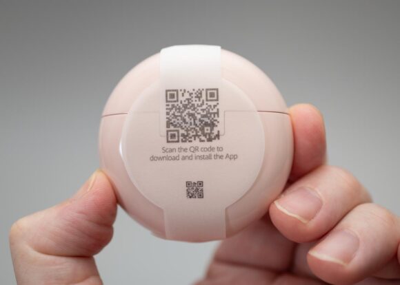 アプリのダウンロードQRコードがプリントされた充電ケースの帯(裏)