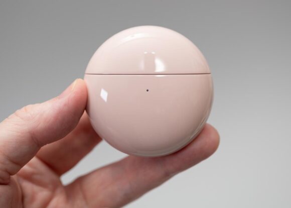 HUAWEI FreeBuds 7i 充電ケース表から。ステータスLEDがあります。