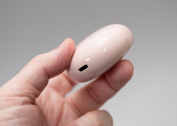 HUAWEI FreeBuds 7i 充電ケース底にはUSBコネクターがある