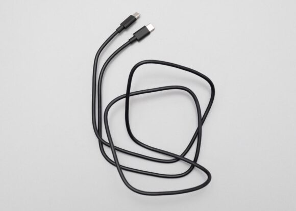 ケーブル長は1.2m。ある程度柔らかいが若干腰があるケーブルだ