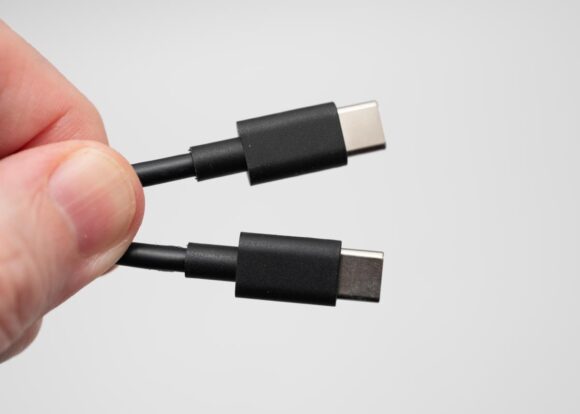 付属のUSBケーブルの端子形状は両端がUSB Type-C 