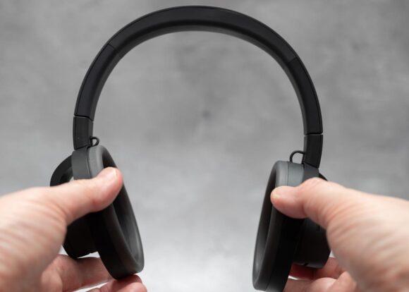 nwm ONE 本体を装着しようとしているシーン