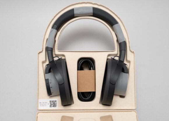 内箱を開けるとnwmONE本体と、USBケーブルが出現