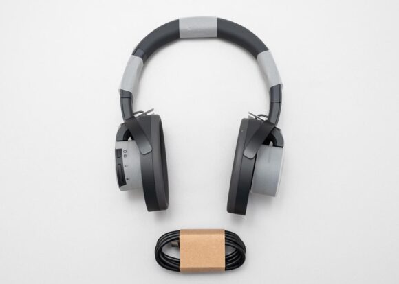 セット内容は 
nwm ONE 本体と USB Type-Cケーブル のみ