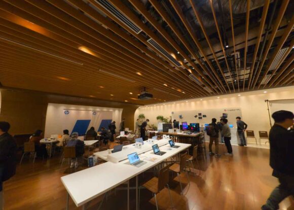 HP AI Lifestyle Cafe 会場内の様子。カフェを楽しむお客さんも多い。