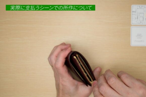 小銭入れを開けている画像