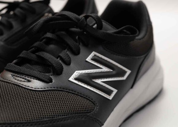 MW363のニューバランスロゴ