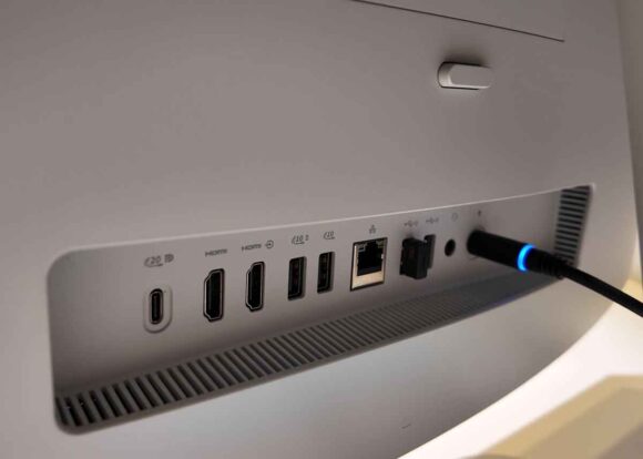 Dell 24 / 27 AIO の背面インターフェース群