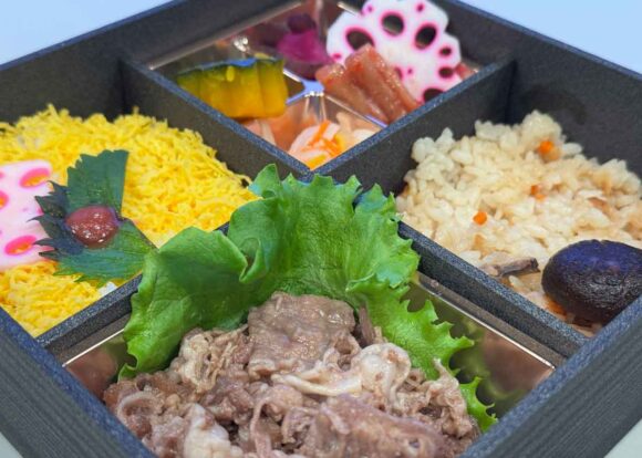 配付されたお弁当の中身。配置（仕切）がXになったスペシャル版。