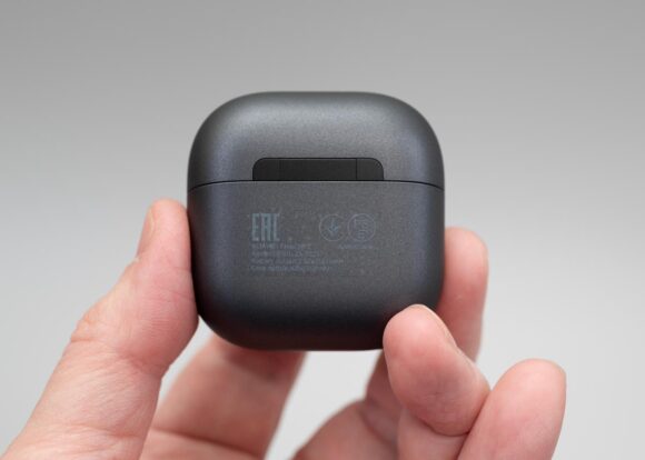  FreeClip2充電ケースの裏側。ヒンジの下に型名や定格が記載されいる。ワイヤレス充電にも対応している