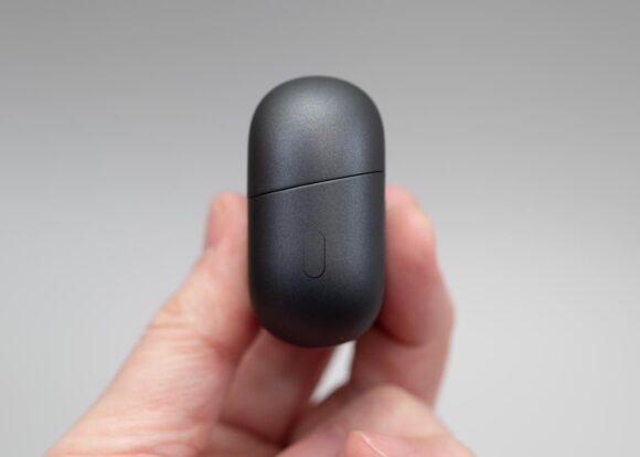 HUAWEI FreeClip 2 充電ケースの側面。ボタンがある