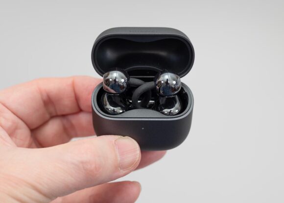 HUAWEI FreeClip 2の充電ケースを開いたところ