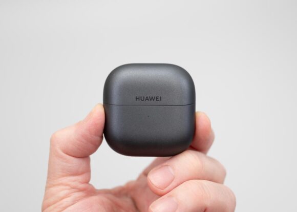  FreeClip2充電ケースの表側。控え目な印象のHUAWEIのロゴ、ステータスインジケーターのLEDがある