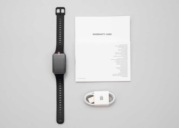 HUAWEI Band 11のセット内容
充電ケーブルとドキュメントが付属する