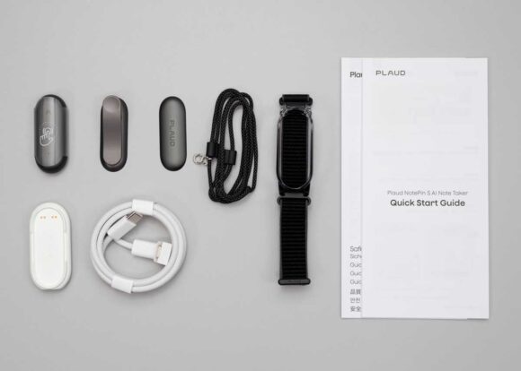 Plaud NotePin S のセット内容一式。装着用のアクセサリーの他に専用の充電器も付属する