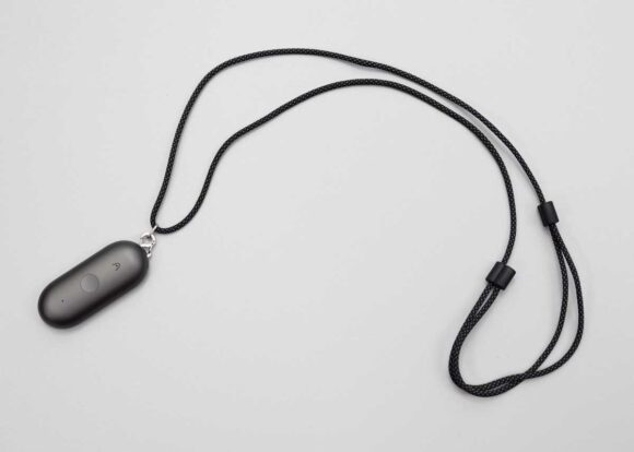 Plaud NotePin S にネックストラップを装着したところ